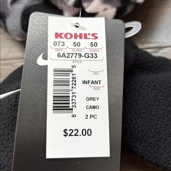 Nike 2 pc.Infant earflap fleece hat & mitten set,camo pattern,velcro chin,Swoosh - Picture 6 of 7